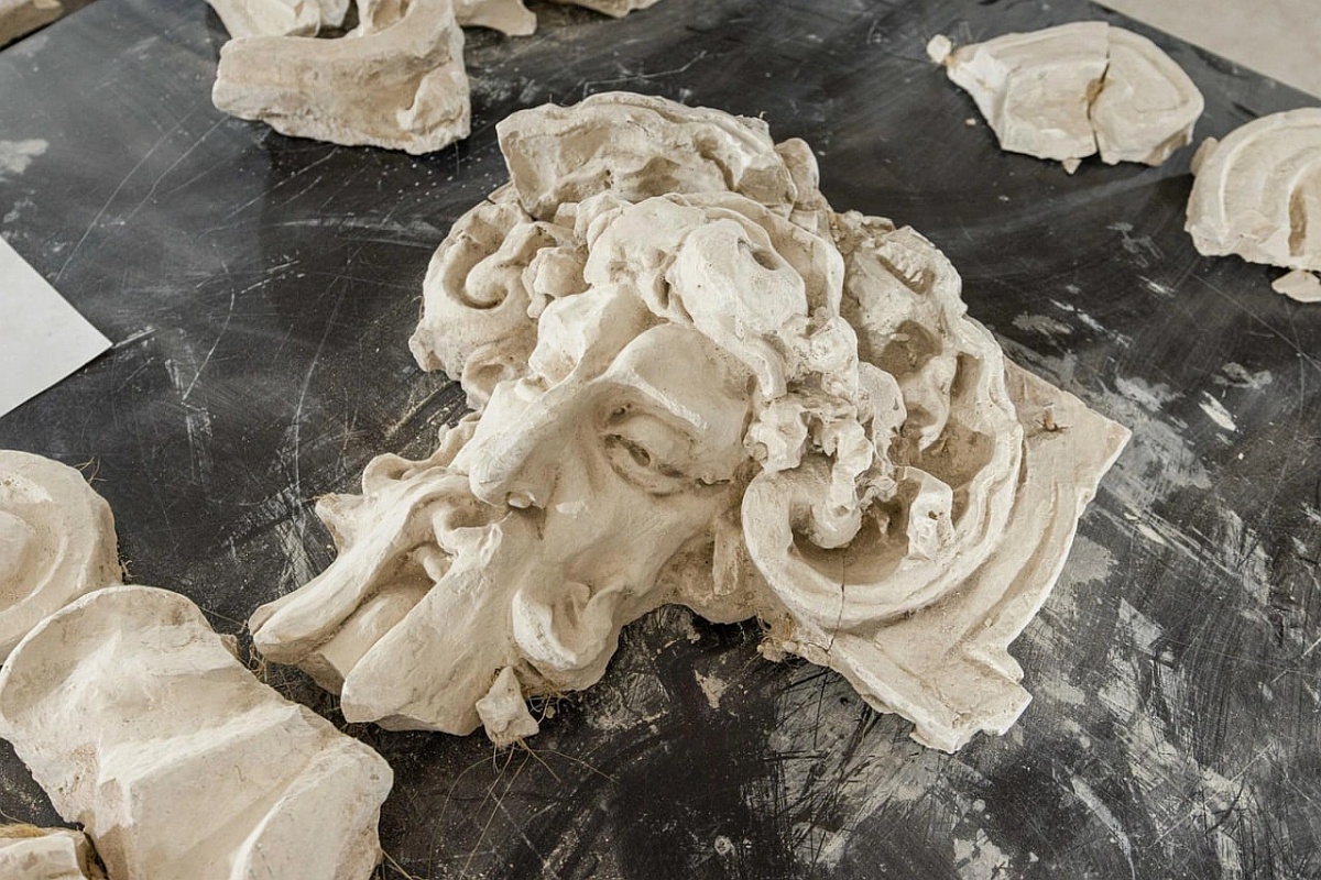 Лепнину, изготовленную в дореволюционное время, нашли во время прочистки дымовой трубы.