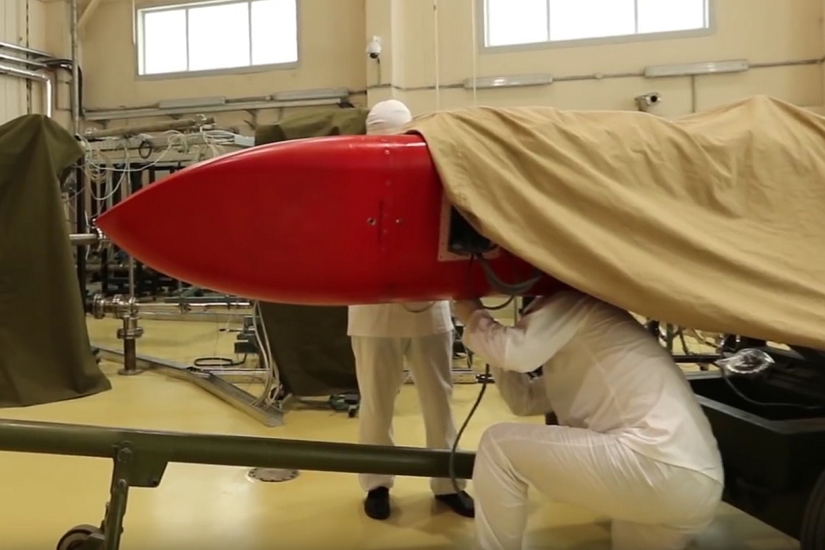 Испытания крылатой ракеты с ядерным двигателем "Буревестник". Скриншот видео, предоставленного Минобороны РФ. Испытания крылатой ракеты с ядерным двигателем "Буревестник". Скриншот видео, предоставленного Минобороны РФ.