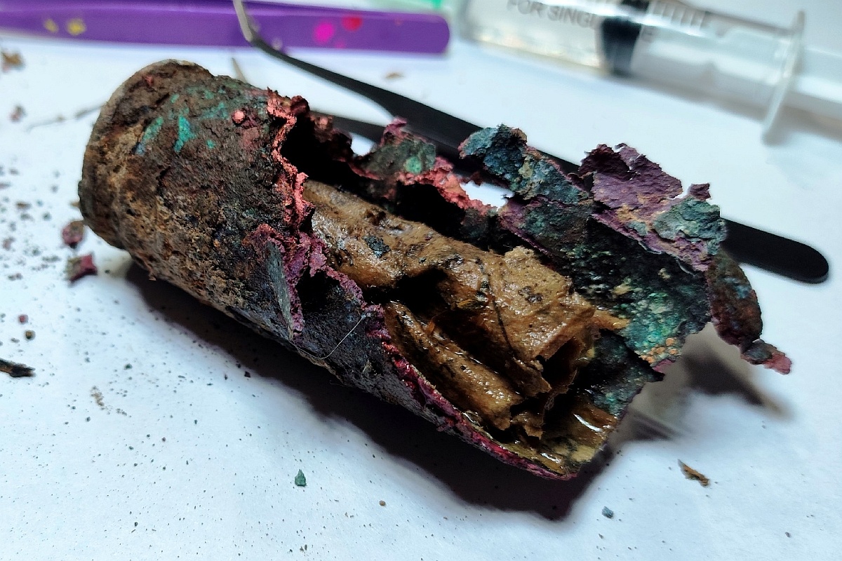 Внутри гильзы были два листа из книги. 