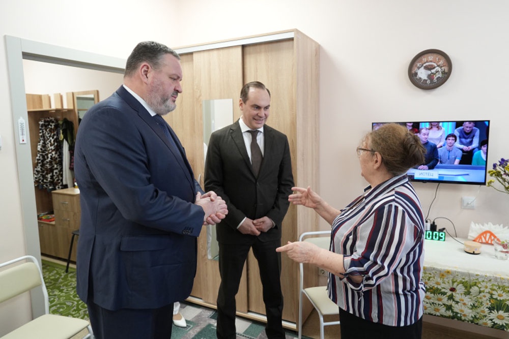 Антон Котяков и Артем Здунов пообщались с пенсионерами интерната в Кемле. 