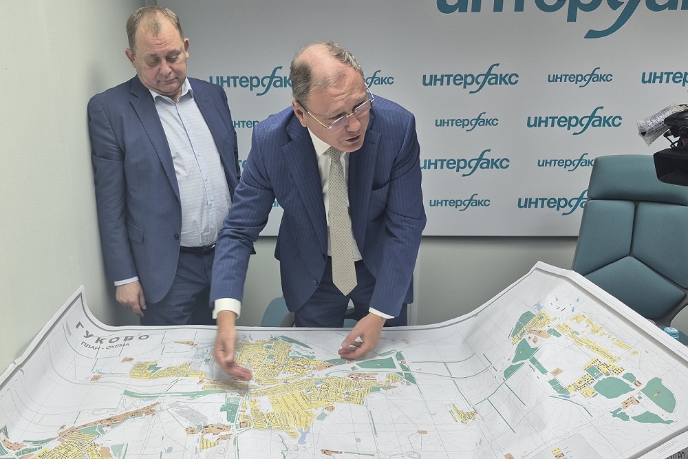 Заместитель губернатора Ростовской области Владимир Ревенко (в центре) рассказал о проблемах водоснабжения Гуково