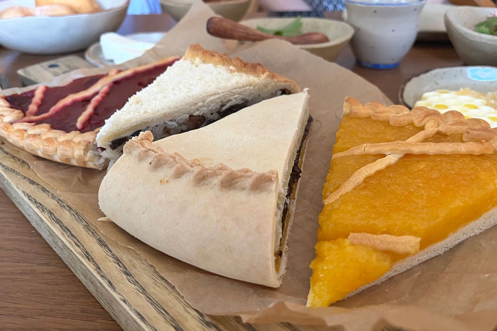 Трехслойный пирог с черносливом, курагой и лимоном.