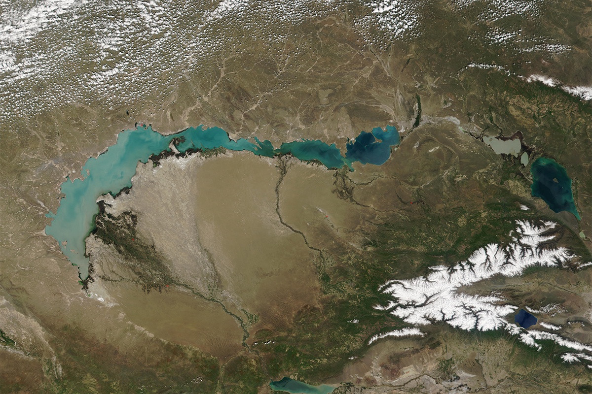 Озеро Балхаш из космоса. Озеро Балхаш из космоса.