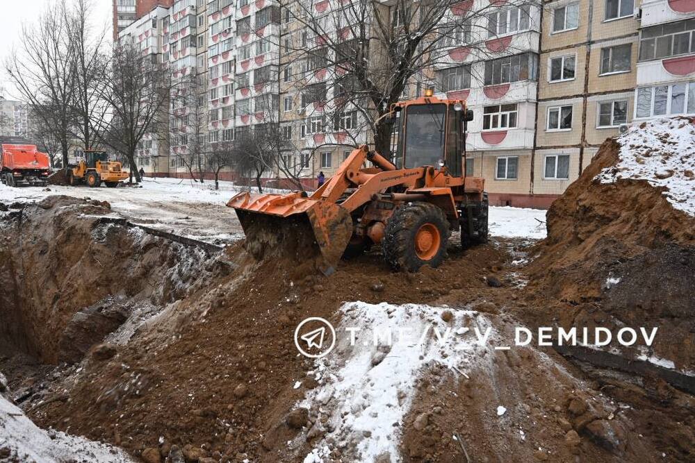 В Белгороде на улице Губкина на месте извлечения боевого снаряда завершается работа коммунальщиков.