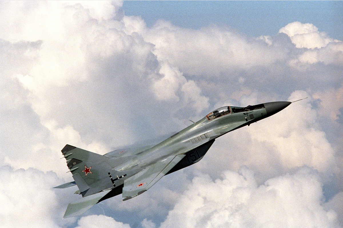 Советский истребитель МиГ-29 до сих пор остается грозной силой в небе. Советский истребитель МиГ-29 до сих пор остается грозной силой в небе.