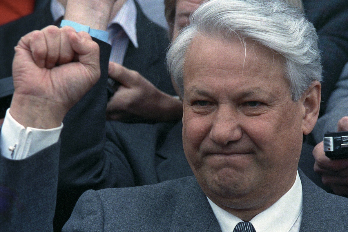 Ельцин, как крупная популярная фигура, "гонимая" союзным партийным центром, в то время воспринимался как возможный национальный лидер русского народа.