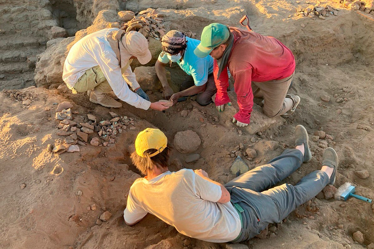 В яме, оставленной грабителями, ученые обнаружили массивную статую льва на подставке. 