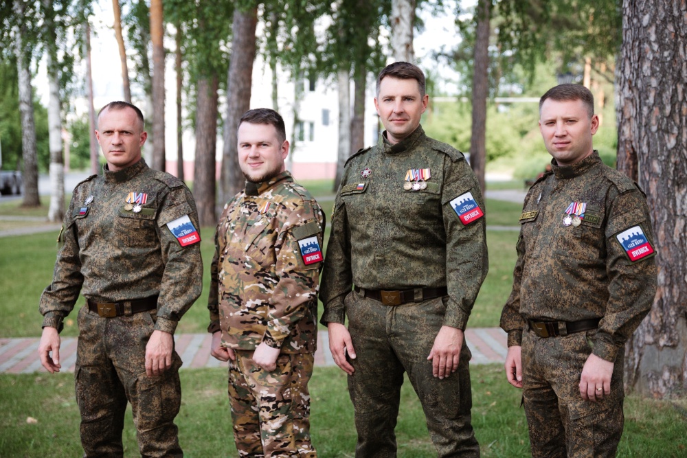 На сцену парни выходят с боевыми наградами на груди. И зрители чувствуют, что это вовсе не бутафория.