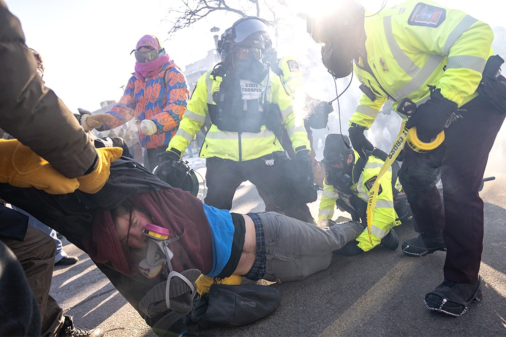 Во время беспорядков в Миннеаполисе полицейские жестко задерживали протестующих.