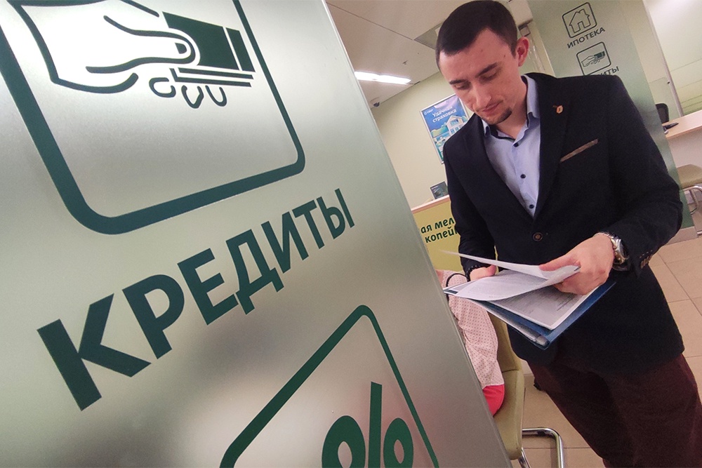 У допустившего просрочку заемщика ухудшается кредитная история, и ему будет сложно взять новый кредит.