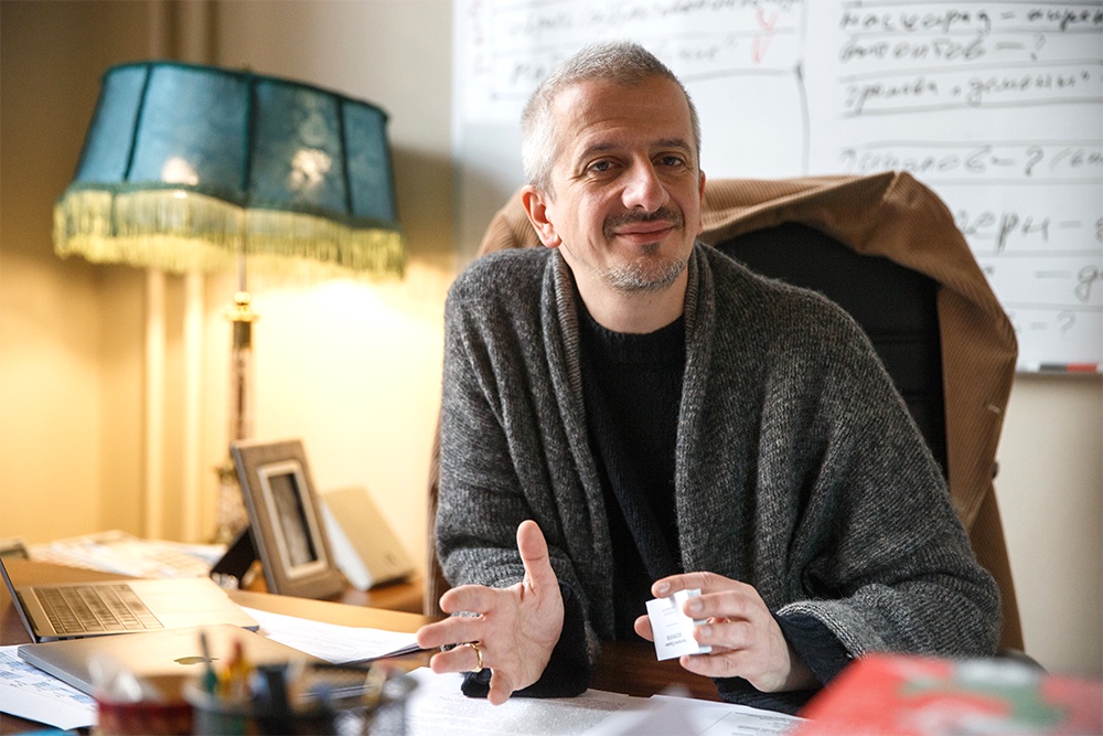 На вопрос, хватит ли сил на два театра и школу-студию, режиссер ответил: готов работать и работать. На вопрос, хватит ли сил на два театра и школу-студию, режиссер ответил: готов работать и работать.