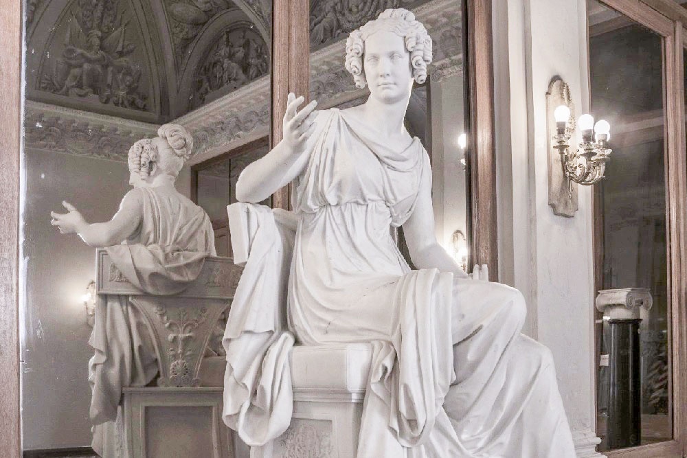 Скульптура "Александра Федоровна".