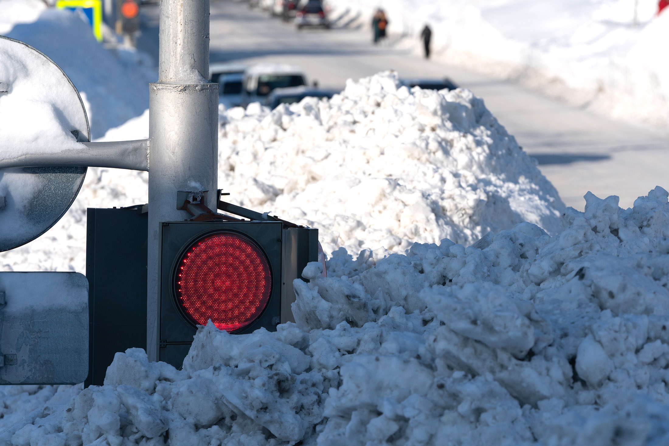 Светофор, засыпанный снегом, в Петропавловске-Камчатском. Власти Камчатского края ввели режим ручного управления дорожным движением и логистикой грузовых перевозок