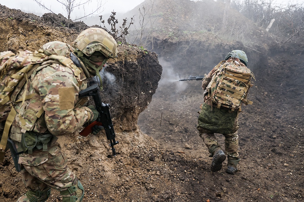 Когда у первого бойца заканчиваются патроны, огонь начинает вести его сослуживец, бегущий сзади.
