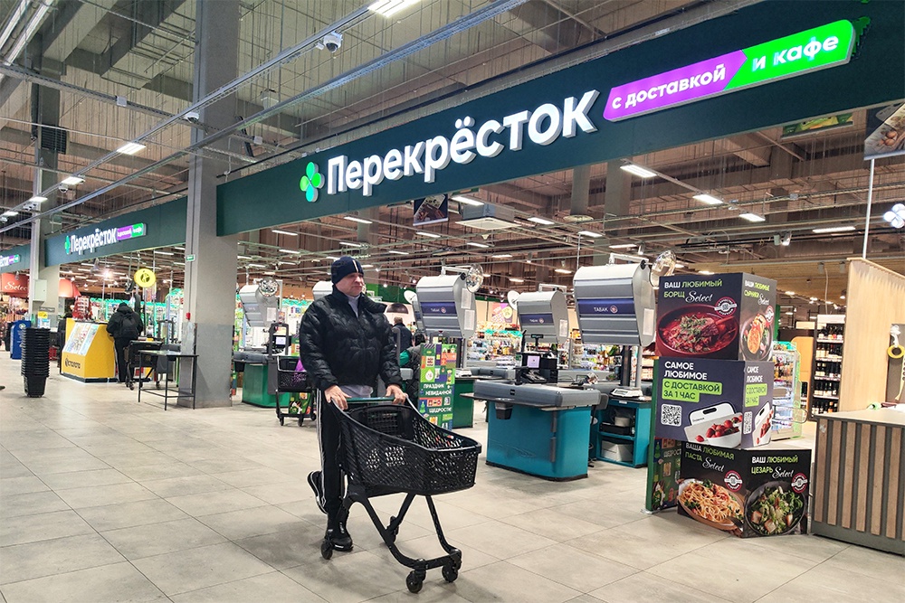 Супермаркет, где произошла трагедия, работает в обычном режиме.