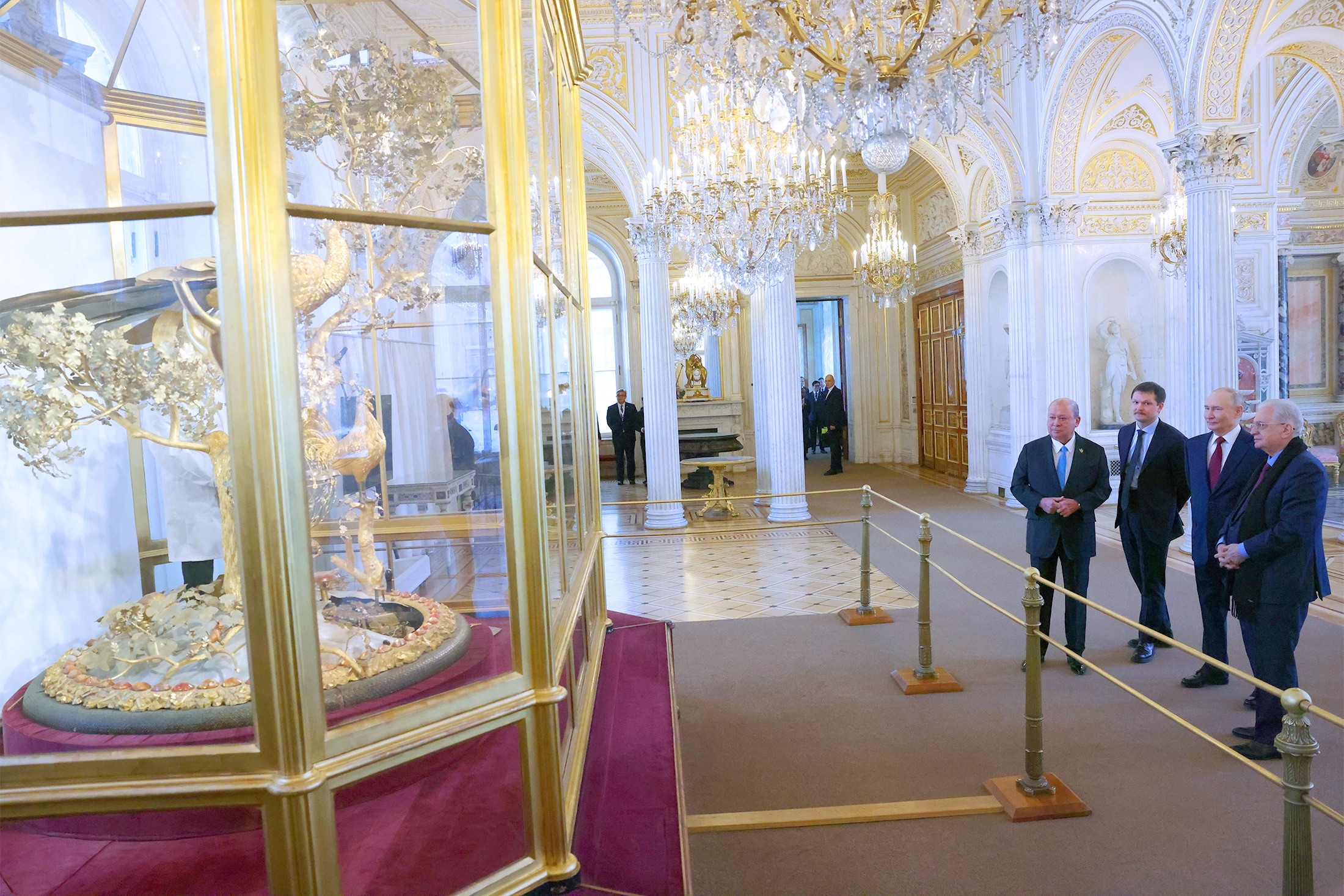 Экскурсоводом для Владимира Путина и султана Ибрагима стал директор Эрмитажа Михаил Пиотровский.