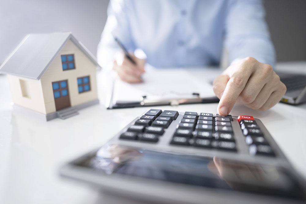 Рассчитайте комфортный для себя ежемесячный платеж. Ориентируйтесь на сумму, которая не будет обременять бюджет, чтобы сохранить финансовую устойчивость и качество жизни на весь срок кредита. Расчет суммы ипотечного кредита с помощью калькулятора.