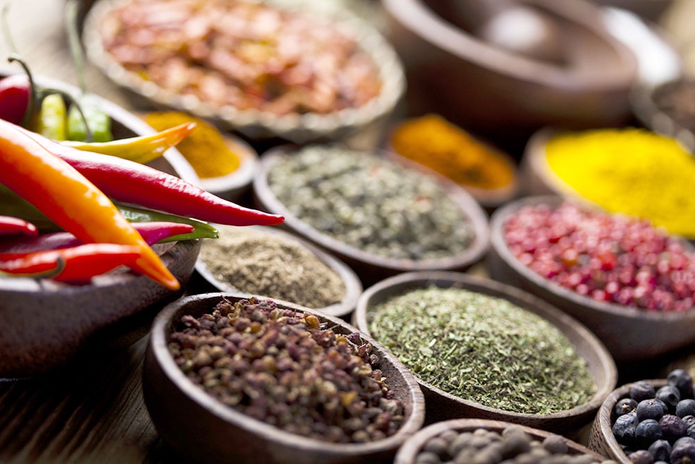 Набор приправ для разных блюд.