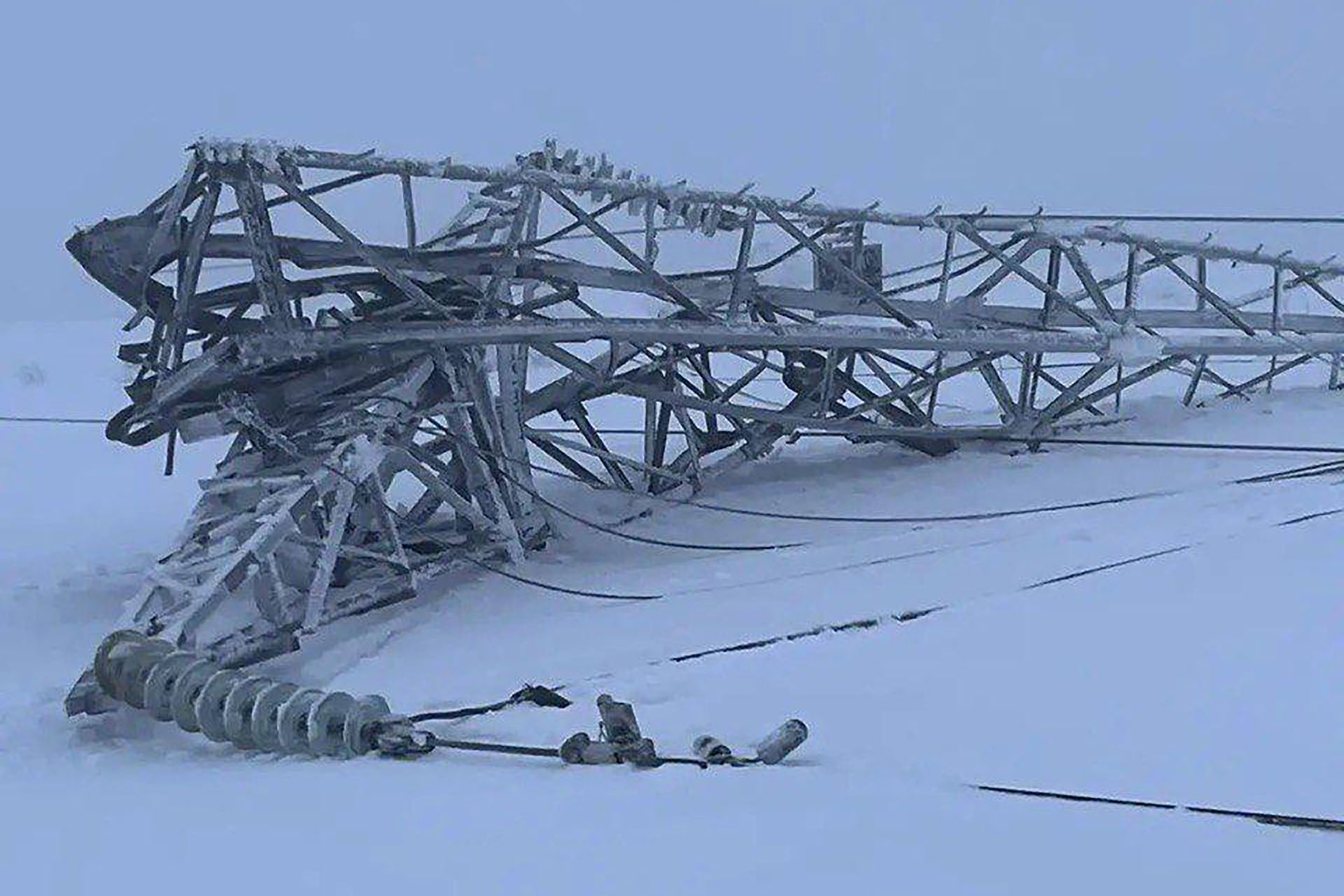 Причины падения опор ЛЭП предстоит выяснить следствию.