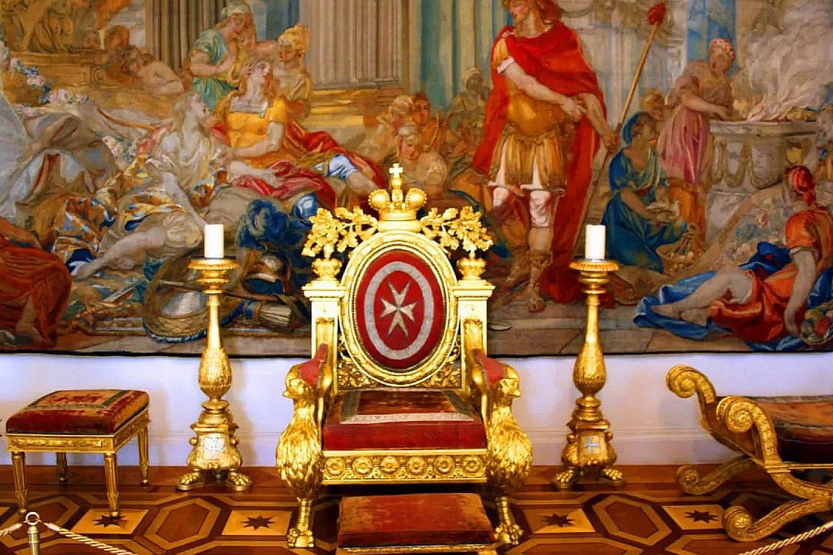 Селфи на троне из Эрмитажа может обойтись петербуржцу почти в миллион рублей. Селфи на троне из Эрмитажа может обойтись петербуржцу почти в миллион рублей.