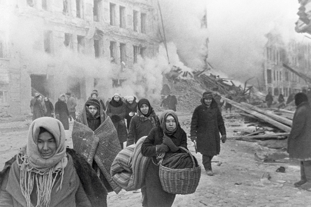 Немцы надеялись, что с наступлением весны 1942 года в городе разразится эпидемия чумы. Немцы надеялись, что с наступлением весны 1942 года в городе разразится эпидемия чумы.