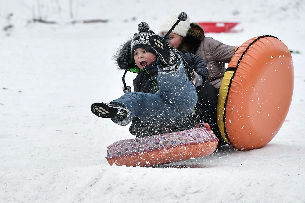 Люди готовы кататься на тюбах где угодно - лишь бы было весело. Люди готовы кататься на тюбах где угодно - лишь бы было весело.