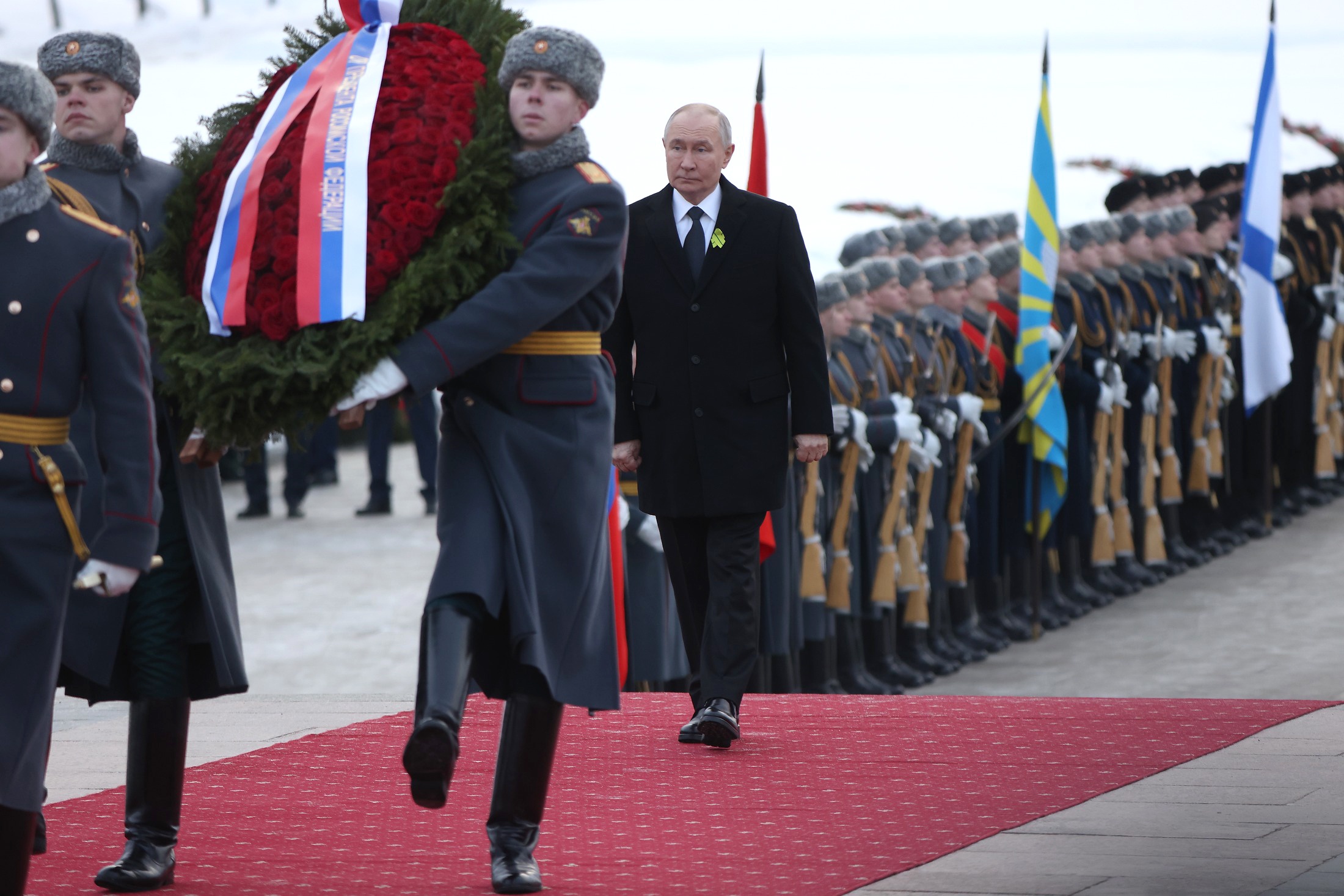 Владимир Путин во время возложения венка к монументу "Мать-Родина" на Пискаревском кладбище.