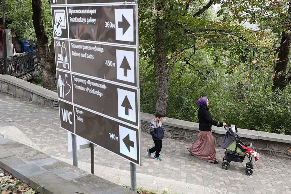 Одно из главных богатств городов Кавминвод - их обширные курортные парки, по терренкурам которых можно гулять не один день.