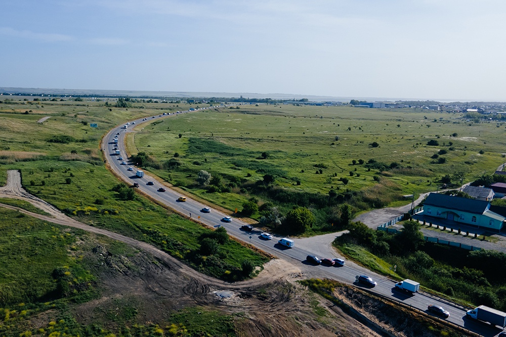 Двухполосная дорога на подъезде к Ставрополю давно не справлялась с нагрузкой, ее перевод на четыре полосы уже завершается.