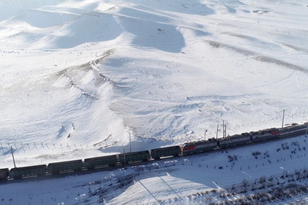 Южная ветка Транссиба через Аскизскую степь возле деревни Верхний Аскиз в Республике Хакасия.