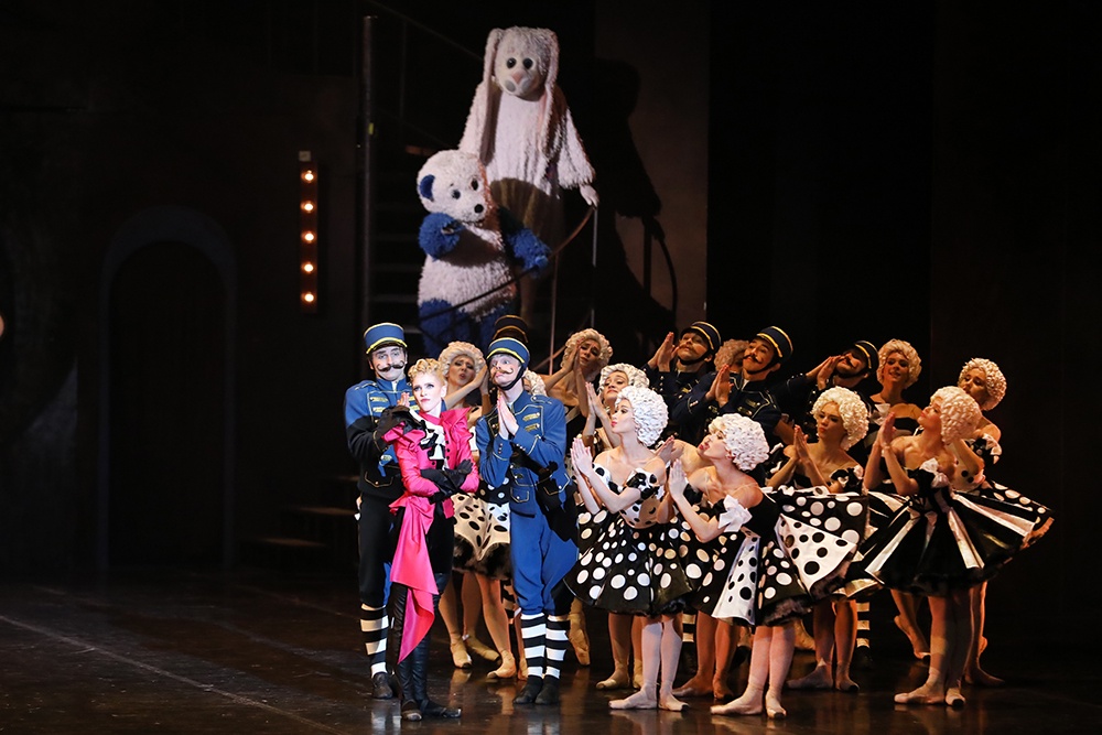 Главная проблема спектакля: музыка ставит подножку танцу и уподобляет балет детскому утреннику.