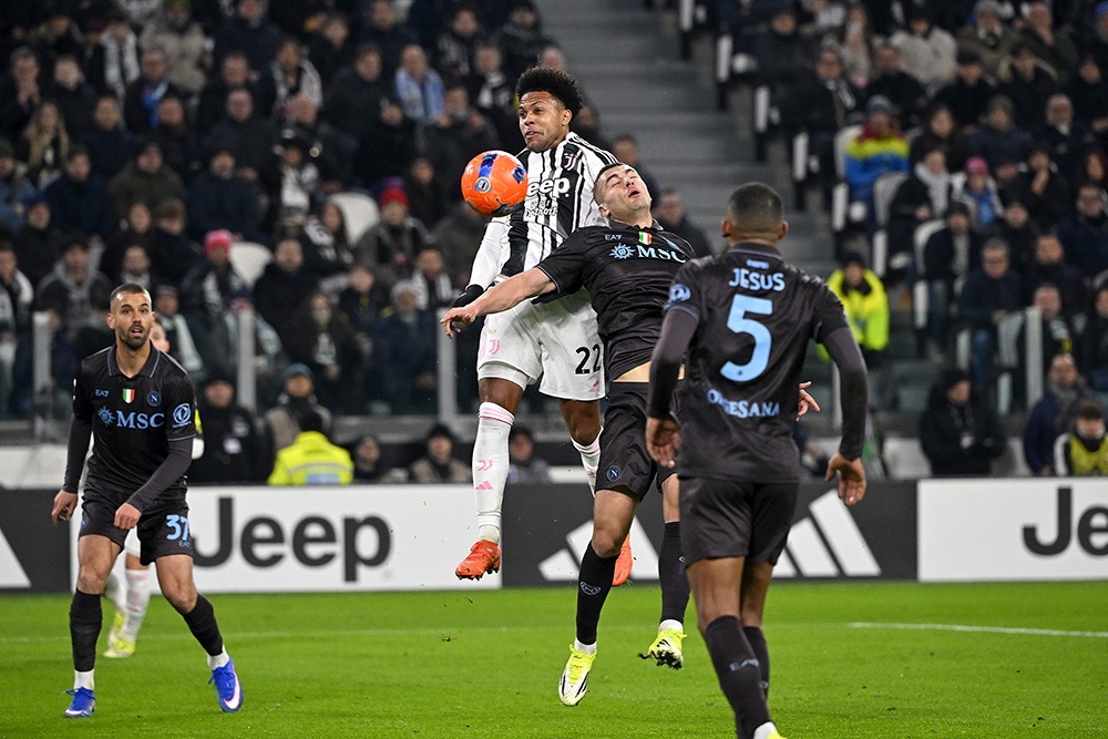 Футболисты "Наполи" (в темной форме) победили лишь в одном из предыдущих шести матчей во всех турнирах: на прошлых выходных они крупно проиграли "Ювентусу" - 0:3. 