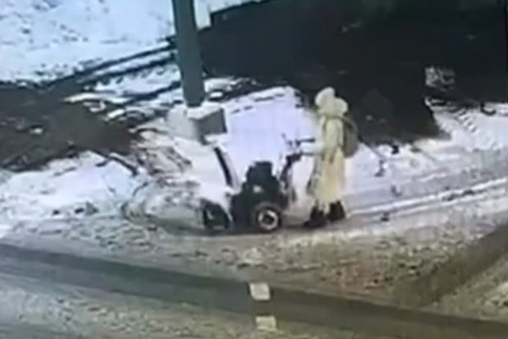 Момент преступления попал на уличные камеры наблюдения. 