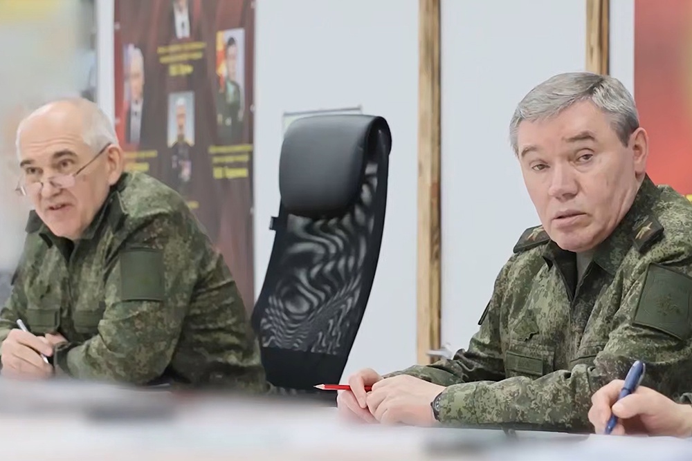 Начальник Главного оперативного управления (ГОУ) Генштаба ВС РФ генерал-полковник Сергей Рудской (слева) всегда сопровождает в поездках в зону СВО своего начальника Валерия Герасимова (справа). Ведь именно это управление, по словам военных, является ведущим органом Генштаба, его основным рабочим ядром, "генератором" идей и замыслов по разгрому группировок противника. В недрах ГОУ разрабатываются все операции тактического и стратегического уровня. 