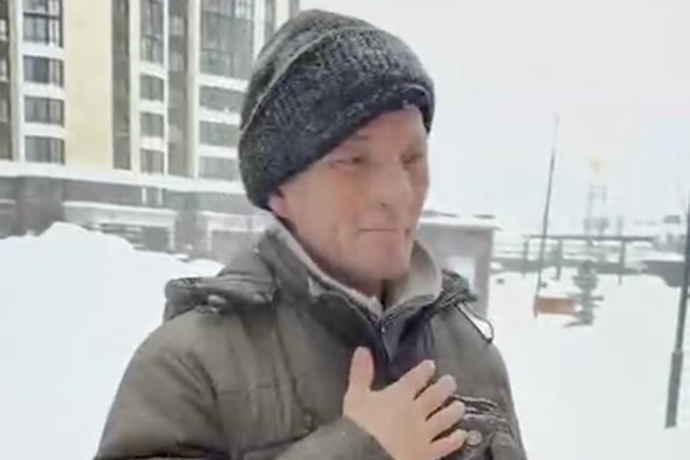 Для дворника Валерия подарок жителей стал сюрпризом, он был очень тронут таким вниманием.