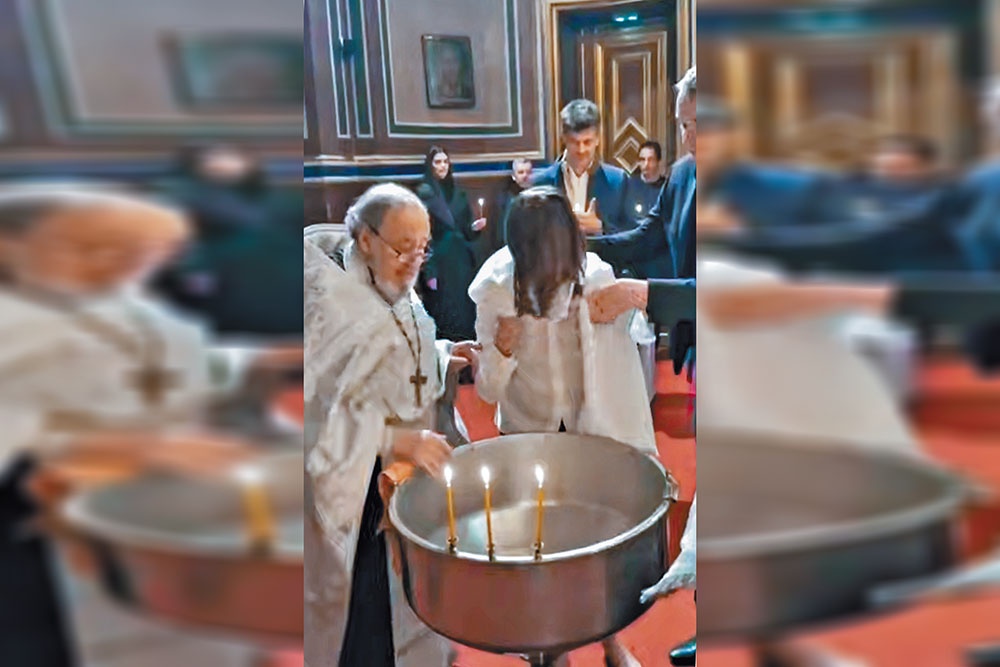 Легенда мировой индустрии моды Карин Ройтфельд приняла православие в соборе Александра Невского в Париже.