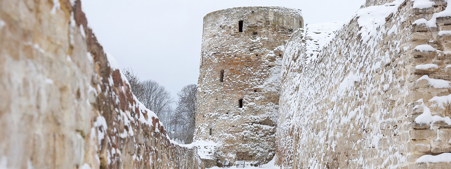 Изборск упоминается в "Повести временных лет" как место княжения брата Рюрика - Трувора.