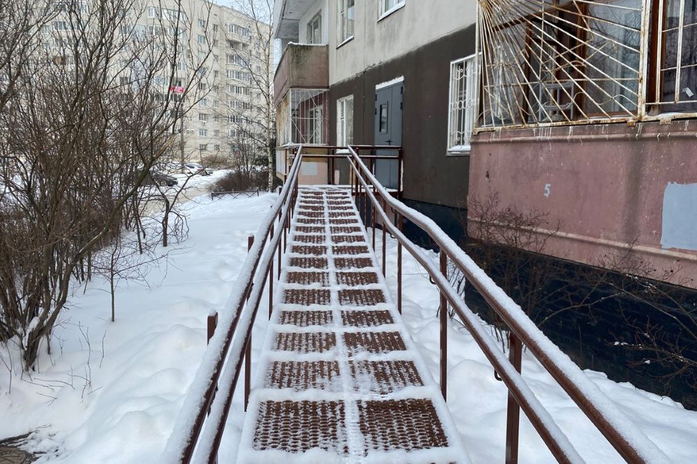 Галина Кроткова: "Сфотографируйте пандус - он хороший, широкий получился. А вот когда я сама смогу выезжать - тогда и меня можно будет запечатлеть".