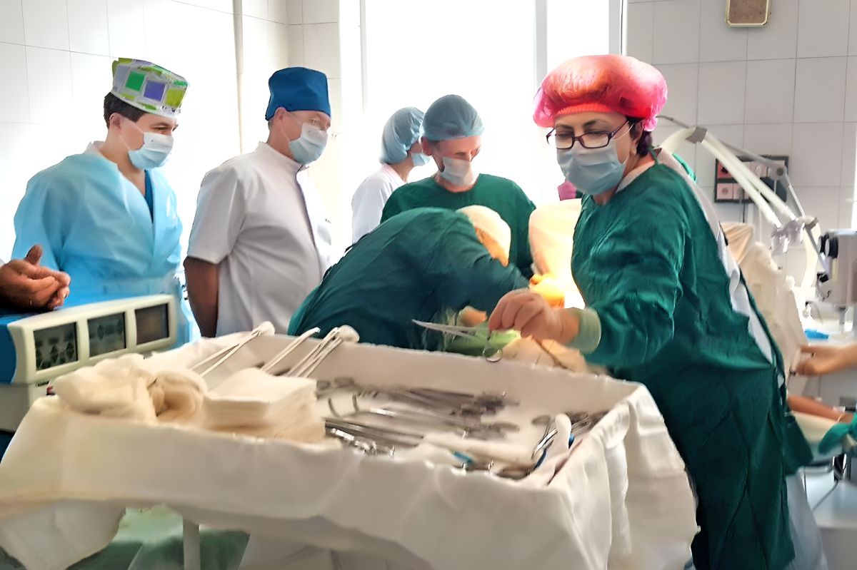 Оперирует бригада Любови Цыплаковой.