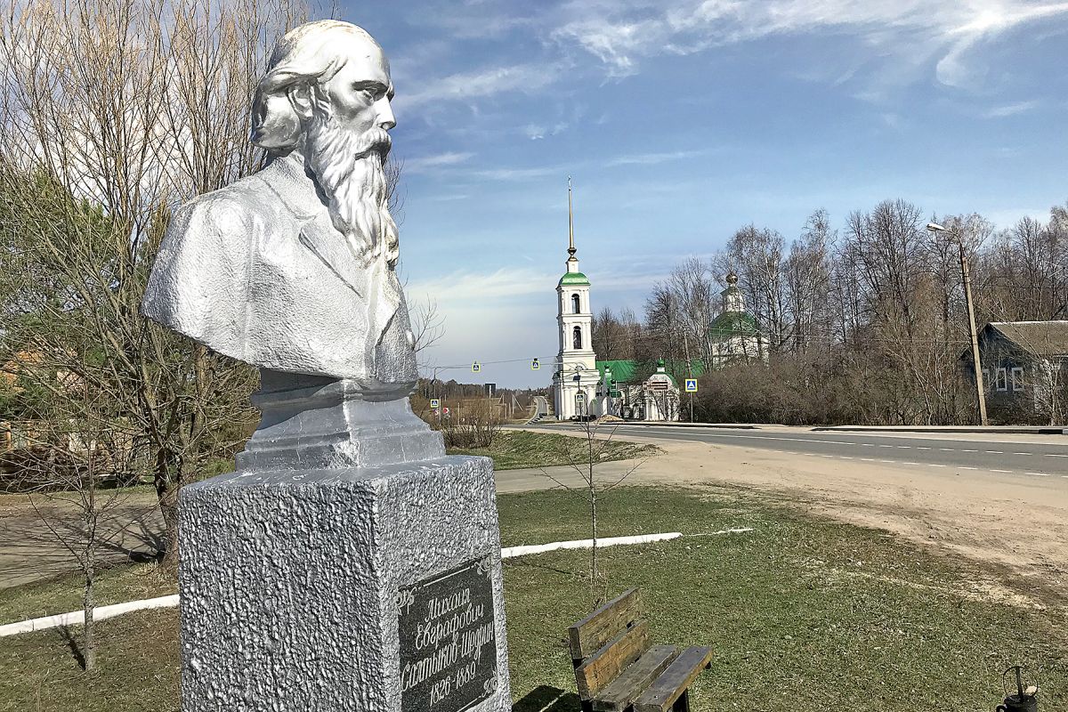 Бюст Михаила Салтыкова-Щедрина в подмосковном Спас-Угле.
