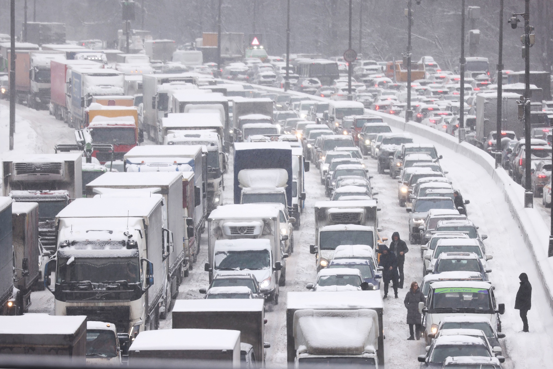 Из-за снегопада жители Москвы были вынуждены добираться на работу сквозь огромные пробки.