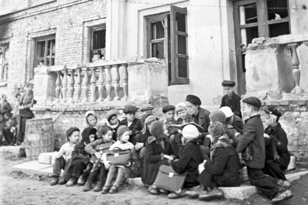 О том, как тяжело жилось их сверстниками в блокадном городе, составители методички просят современных школьников не задумываться. На фото: урок на крыльце разрушенной немецкими обстрелами школы в Ленинграде. О том, как тяжело жилось их сверстниками в блокадном городе, составители методички просят современных школьников не задумываться. На фото: урок на крыльце разрушенной немецкими обстрелами школы в Ленинграде.