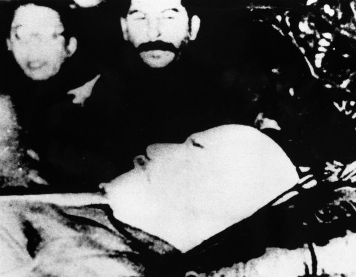 О причинах смерти Ленина до сих пор спорят историки и врачи. На фото: генеральный секретарь ЦК Иосиф Сталин у гроба Владимира Ленина. 23 января 1924 года. О причинах смерти Ленина до сих пор спорят историки и врачи. На фото: генеральный секретарь ЦК Иосиф Сталин у гроба Владимира Ленина. 23 января 1924 года.