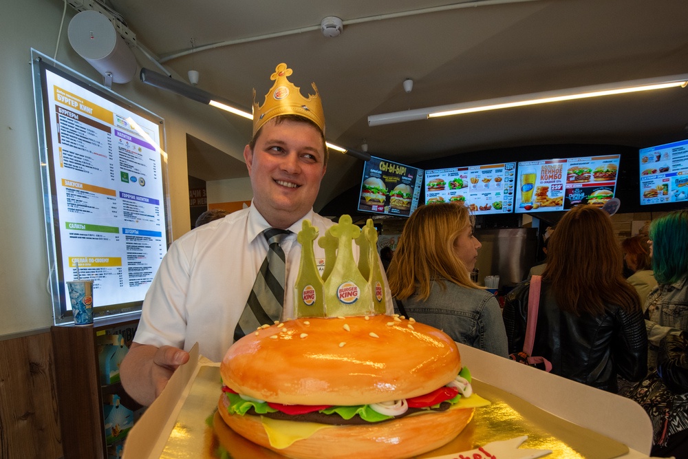 В структуре потребительских предпочтений выделяются бургеры, салаты, роллы-сэндвичи, готовые супы и горячие блюда.