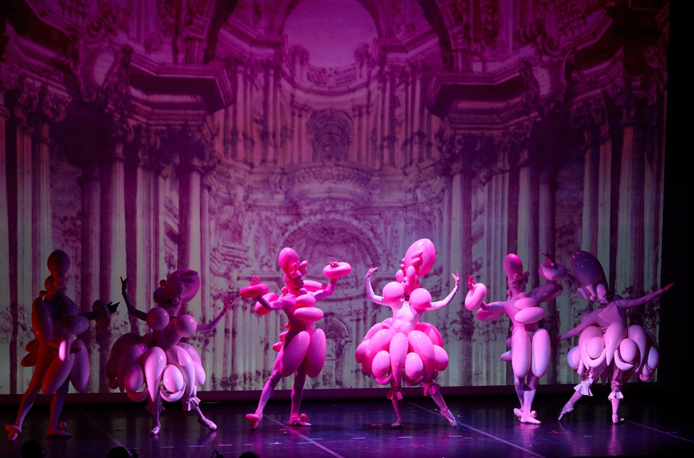 Костюмы, будто игрушечные воздушные шарики, высмеивают излишества "Галантного века". 