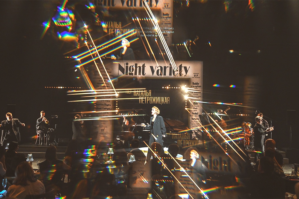 Примадонна театра Наталья Петрожицкая исполнила зонги в стиле кинодив начала ХХ века.