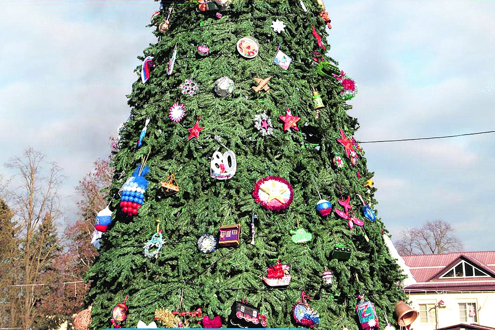 Украшения для "Елки Победы" в Майском изготовили сами жители города и района