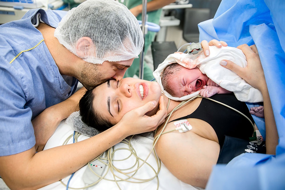 Сегодня многие пары выбирают партнерские роды - когда роженицу поддерживает папа ребенка.