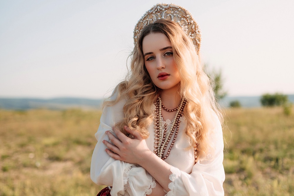 Дизайнер Мария Марикронс вдохновляется славянской культурой. 