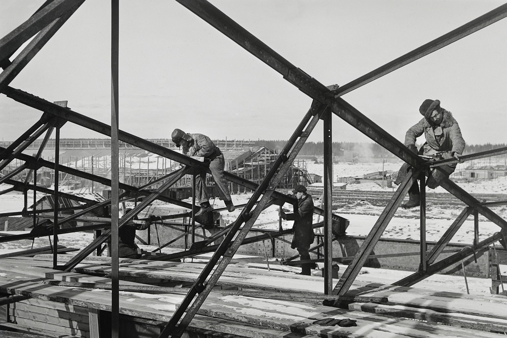 Сборка перекрытия цеха металлоконструкций Уралмашзавода. 1930-й год.